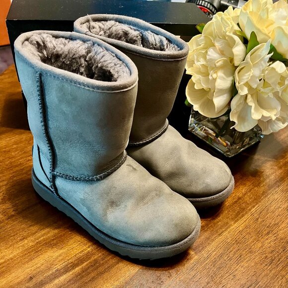 Toddler/Girls/Kids Grey UGG Australia Short Boots Size 1 Retail $130 - Picture 1 of 7